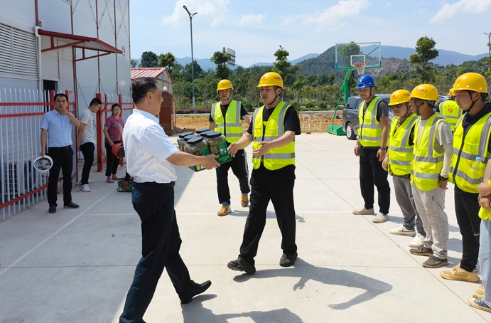 南昌市政建設集團徐旭前往綠色建材科技產(chǎn)業(yè)園項目一線送清涼